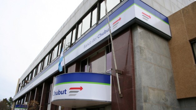 Dos bancos no atienden por la retención policial