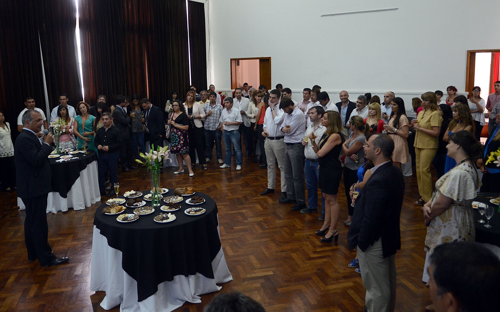 Buzzi agasajó a empleados de Casa de Gobierno