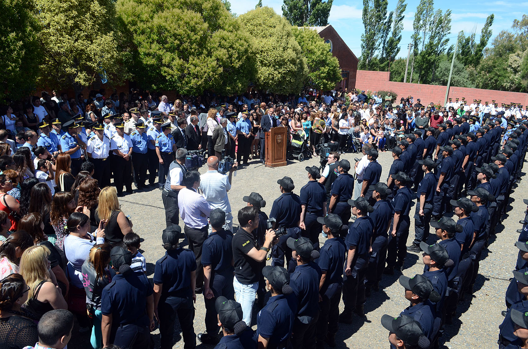 Buzzi destacó compromiso policial confirmó aumento al 1º de enero
