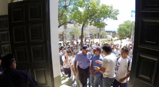 Catamarca: Policías tomaron Casa de Gobierno por protesta salarial