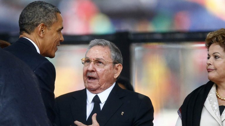 Histórico saludo entre Barack Obama y Raúl Castro