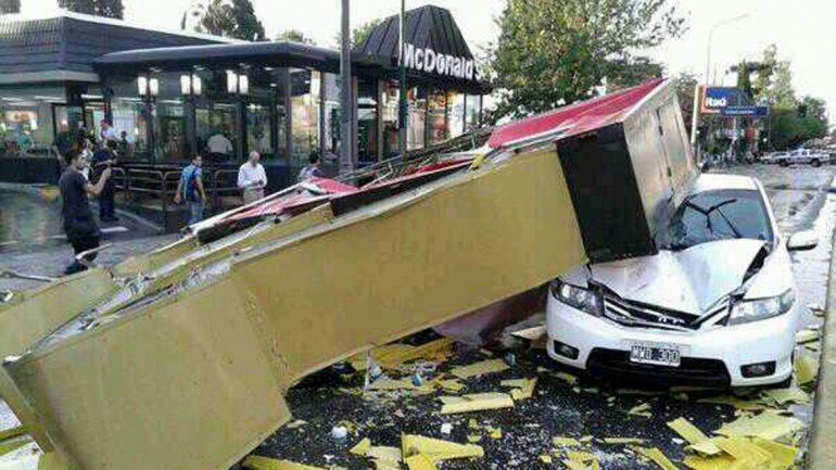 Un muerto y serios destrozos tras el temporal en Bs. As.
