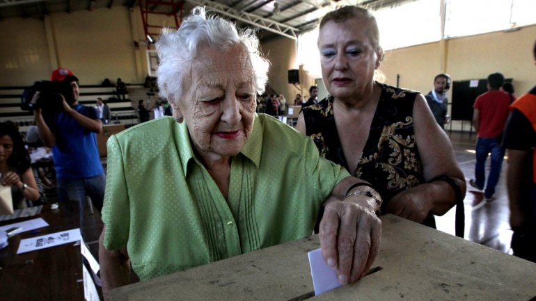 Chile: Bachelet y Matthei disputan la presidencia en ballottage