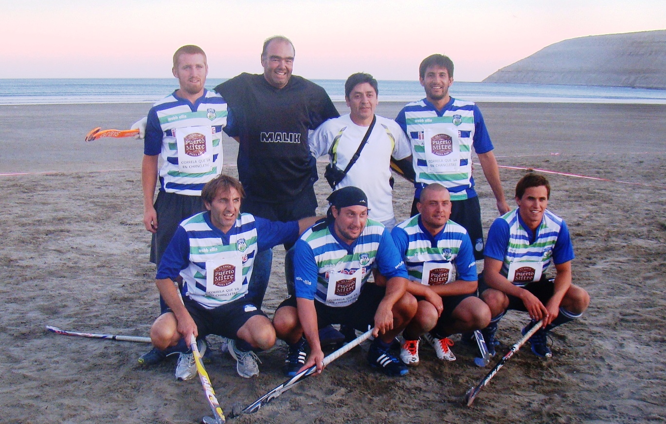 El hockey playero pudo con el viento