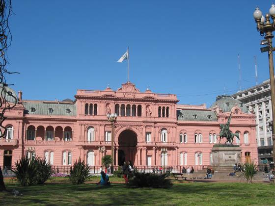 El Gobierno rechazó cuestionamientos de gremios y empresarios