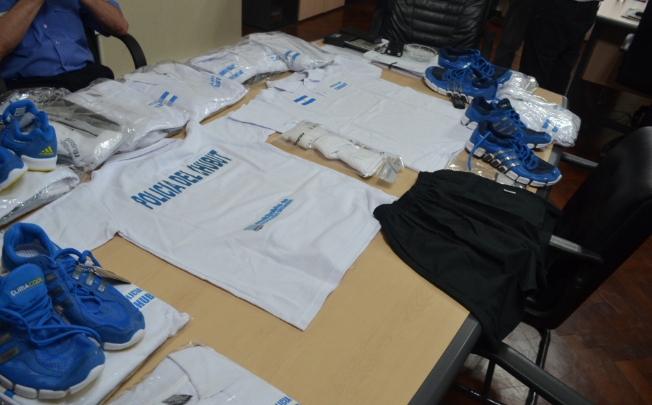 Entregan indumentaria a policías que recorrerán las playas