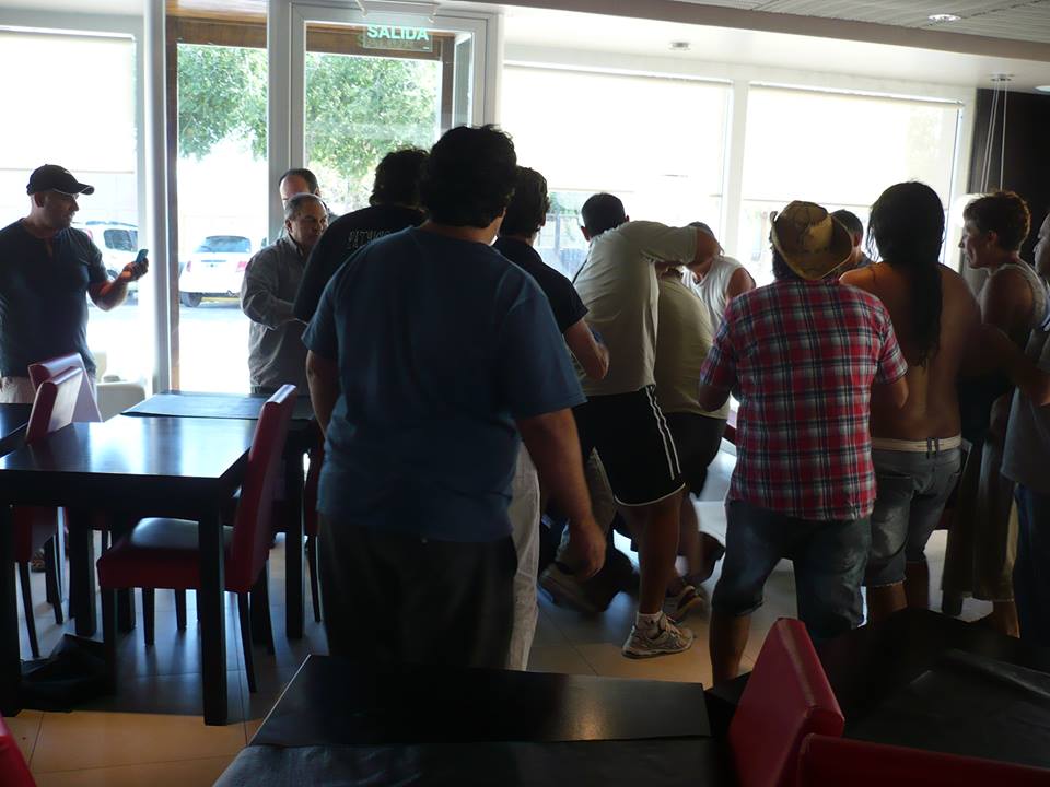 Otero recibió una feroz golpiza de los trabajadores de Alpesca