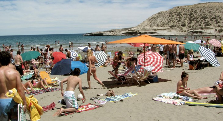 Buscan prohibir parlantes en una playa de Chubut y limitar la cantidad de visitantes