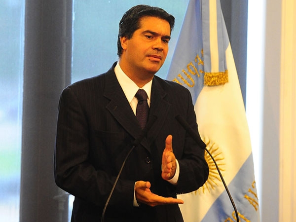 Papelón de Capitanich al huir de una conferencia