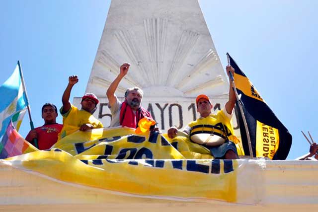 Castells se subió y encadenó a la Pirámide de Mayo