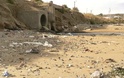Sigue la contaminación en la playa de km 5