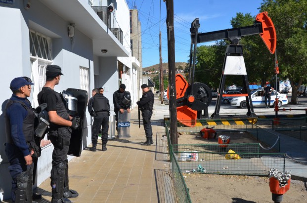 Santa Cruz: Violenta toma del Sindicato Petrolero