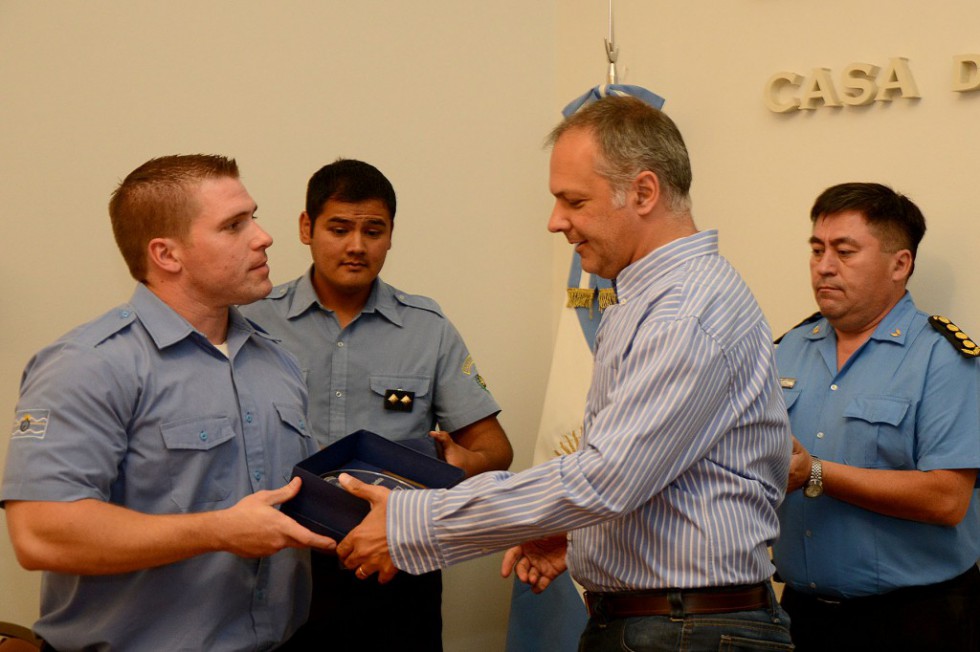 Buzzi distinguió a policías que detuvieron a Pallalaf