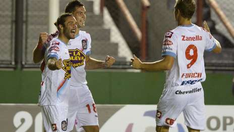 Arsenal y Velez, con pata ancha en la Copa