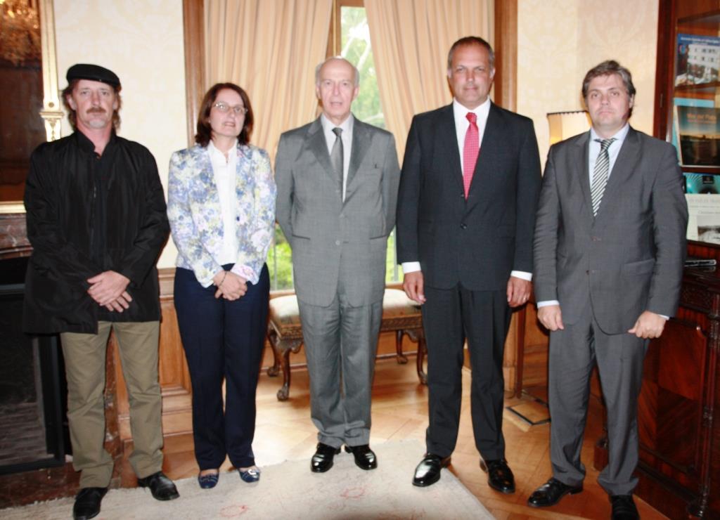 Buzzi se reunió con el embajador británico