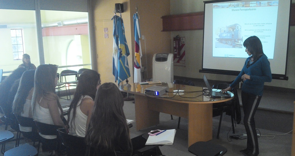 Las candidatas a reina se capacitan en Turismo