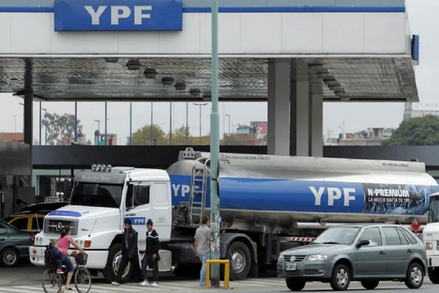 El Gobierno acordó un 6% de aumento en los combustibles