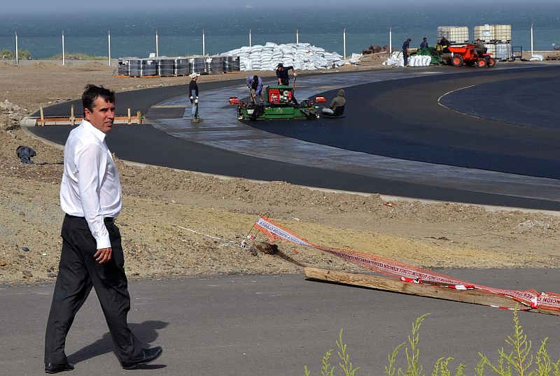 Firmaron obras complementarias para la pista de atletismo