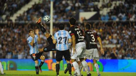 Racing arrancó goleando al vapuleado Colón