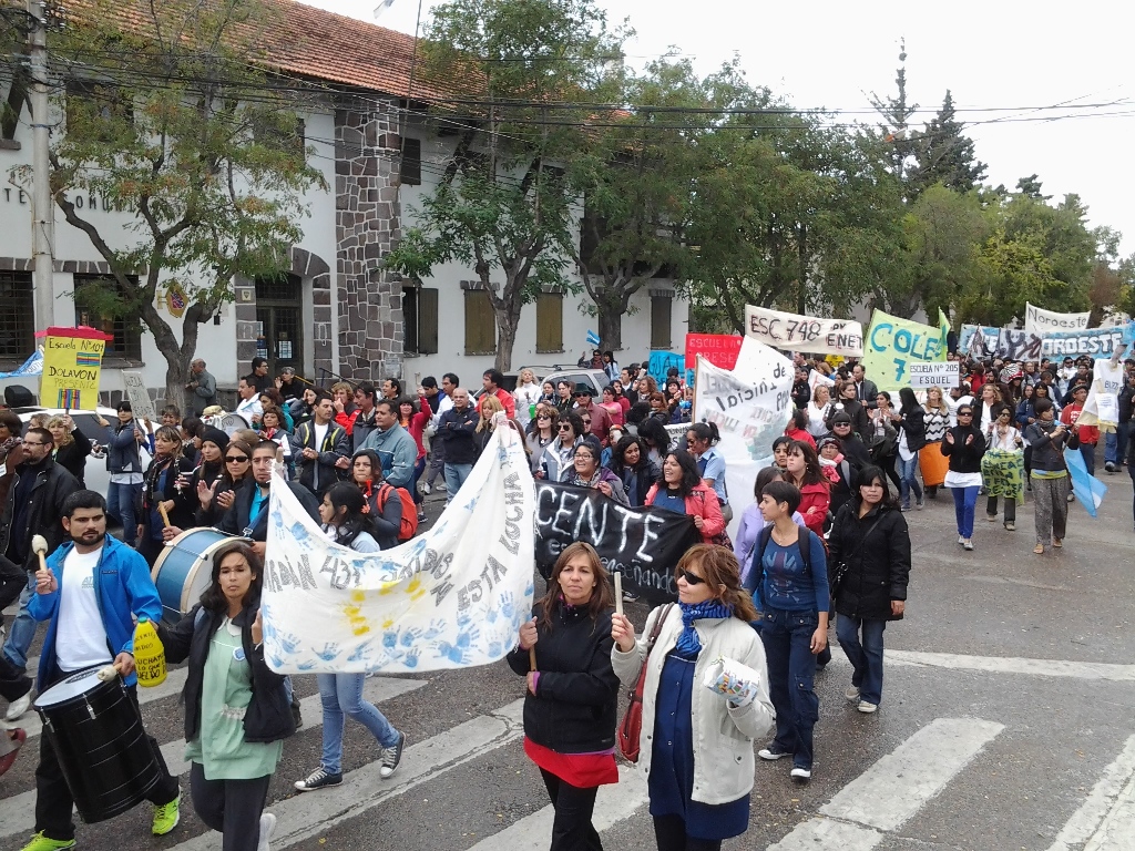 Multitudinaria marcha docente en Rawson