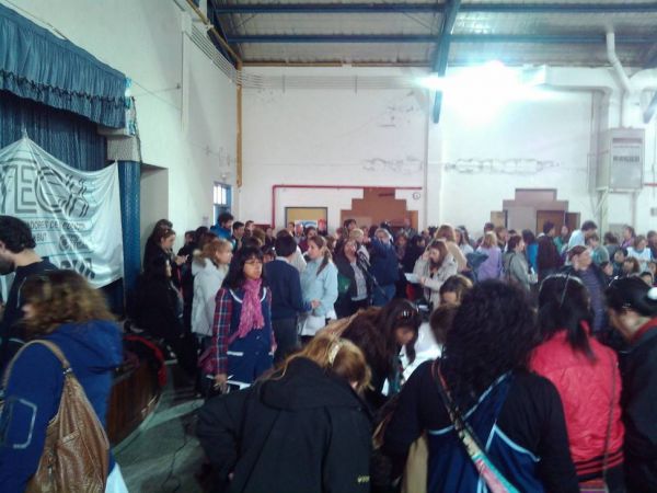 Los docentes se reúnen esta tarde en Rawson para decidir