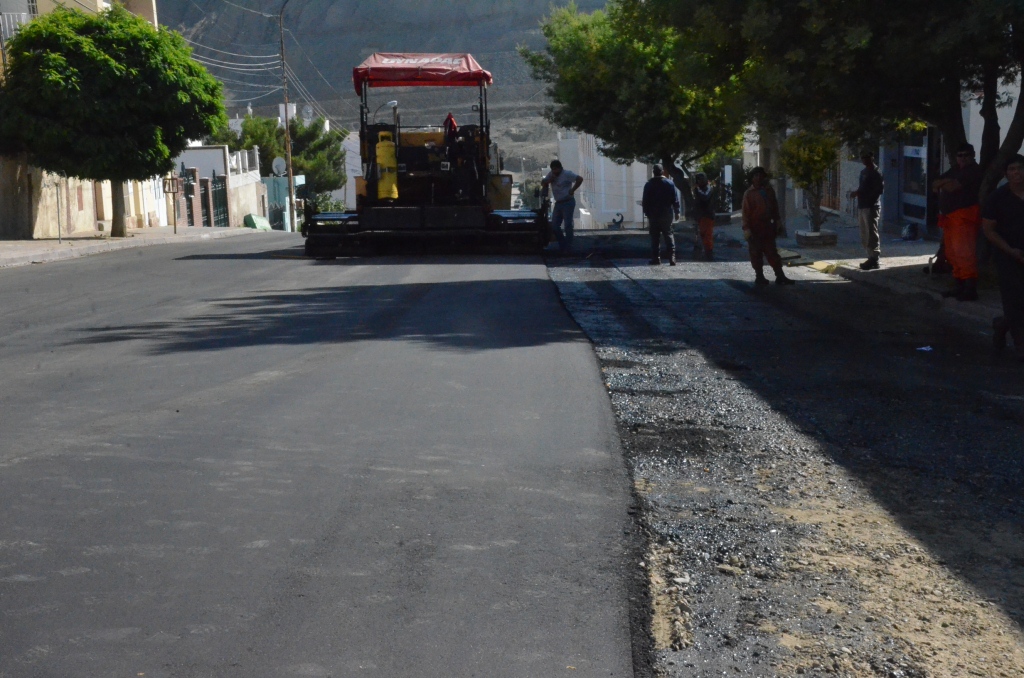 Pavimentan calles en distintos sectores