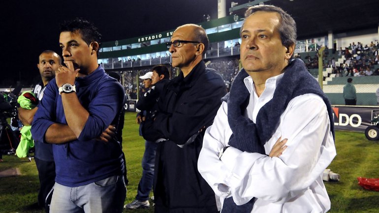 Cantero desmintió su renuncia y arde el infierno del Rojo