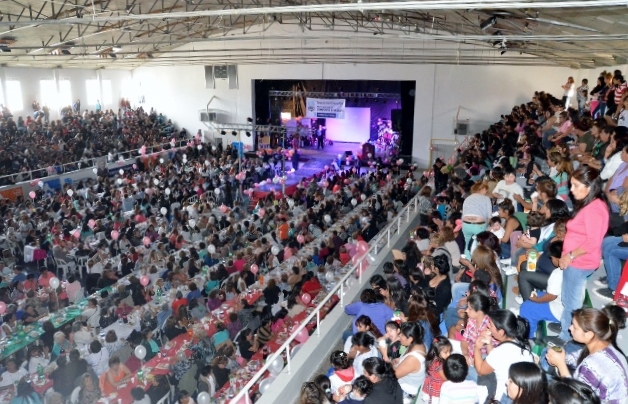 Hubo más de 2.500 mujeres en el té desfile del Huergo