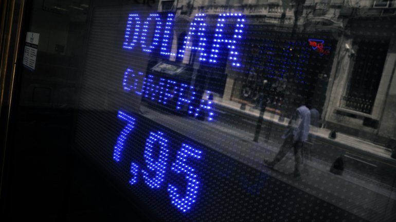 Por el cepo, argentinos piden cobrar en Uruguay