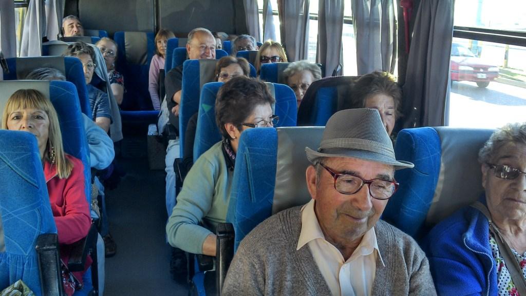 Adultos mayores viajaron a Camarones en viaje recreativo