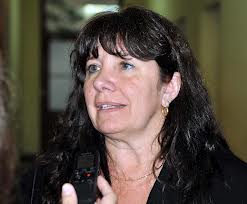 La ministra Dufour es interpelada por el tema de Alpesca