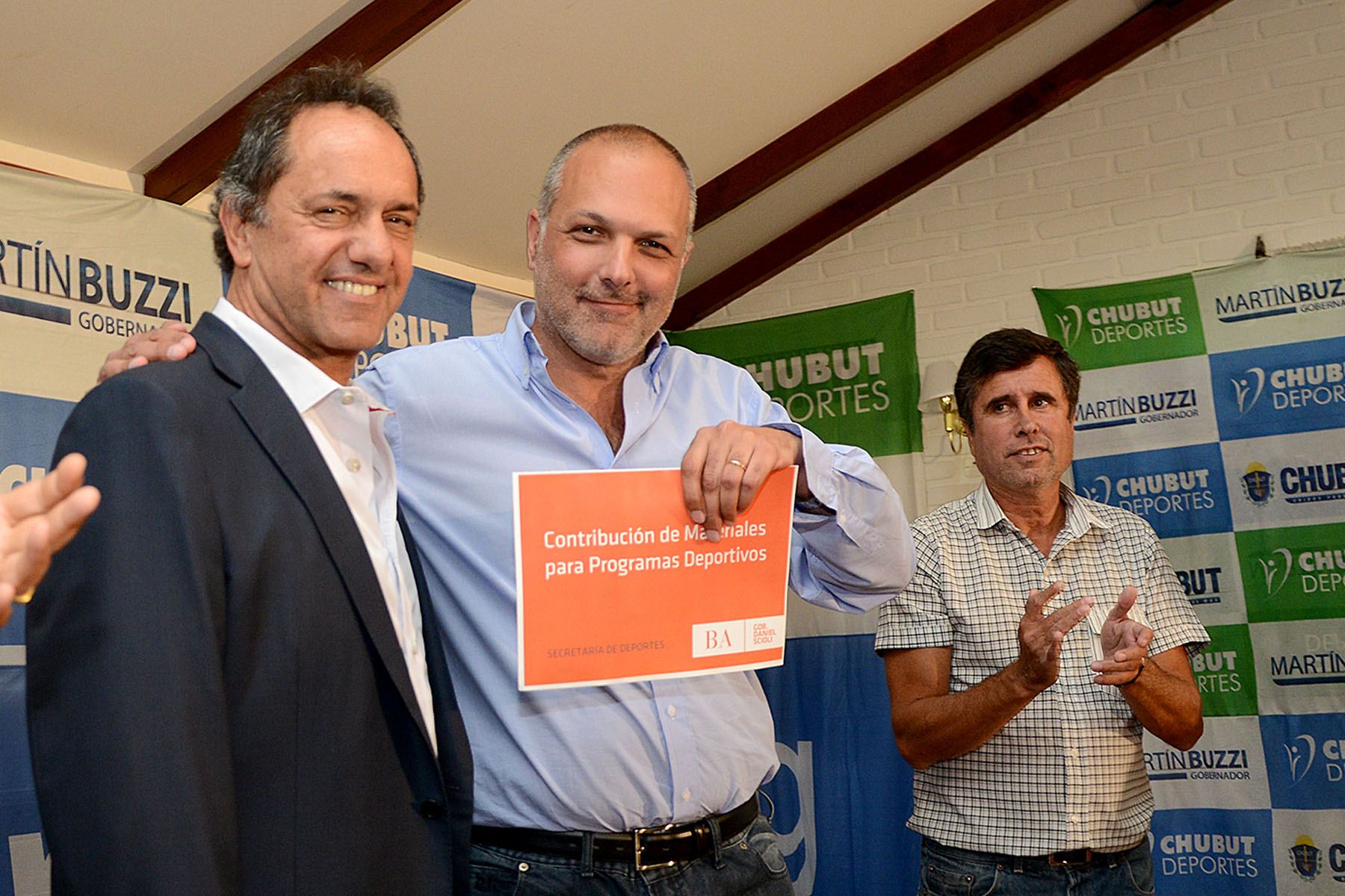 Buzzi, Scioli y Di Pierro entregaron aportes