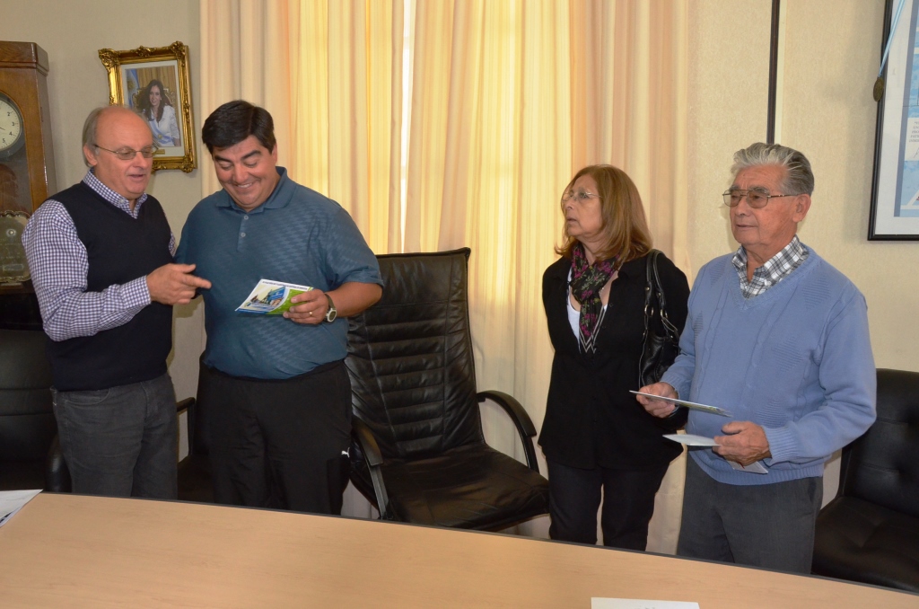 Entregan premios a contribuyentes cumplidores