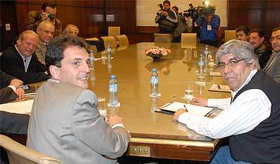 Responsabilizan a Massa por el paro de Moyano, Barrionuevo y Micheli