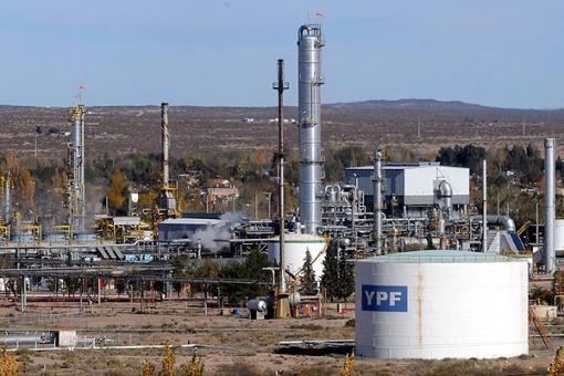 Aviones hidrantes combaten el fuego en la planta de YPF