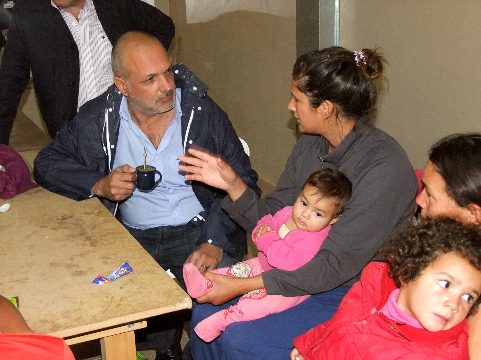 Buzzi, con vecinos evacuados por el temporal