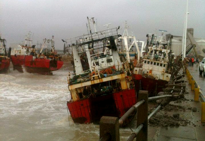 Buques de Alpesca chocaron contra el muelle Storni
