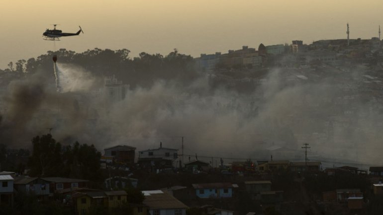 Incendio en Valparaíso: Apagarlo demorará unos 20 días