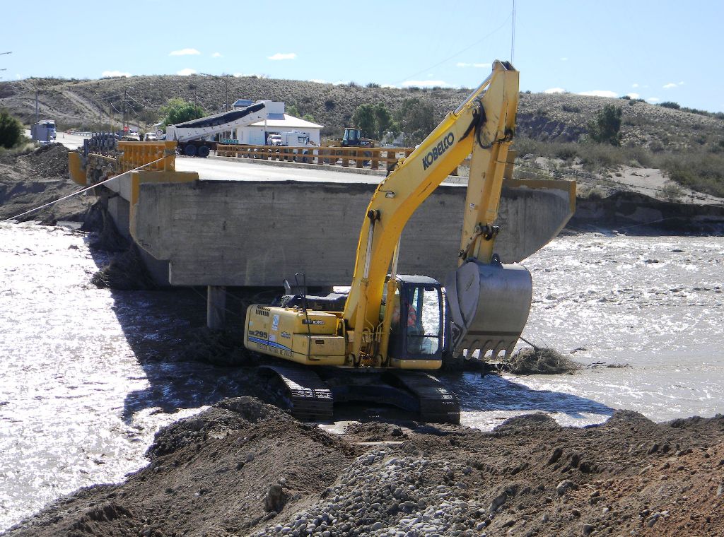 Trabajan en el puente de Arroyo Verde