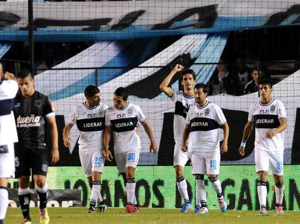 Gimnasia superó a la Academia y también es escolta
