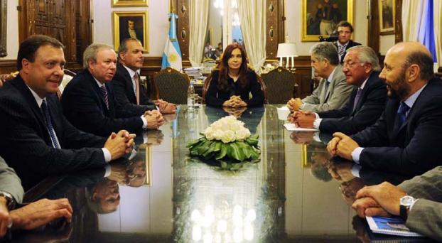 CFK a provincias petroleras: O se endeudan o habrá quita de concesiones