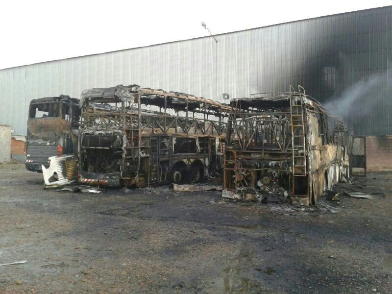 Atentaron contra Etap incendiando vehículos