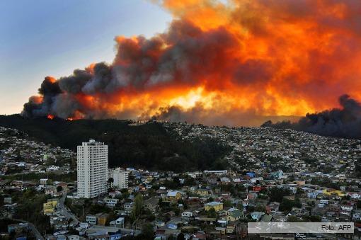11 muertos y 10 mil evacuados por un incendio en Chile