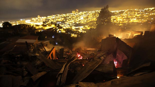 El incendio en Valparaíso tiene tres focos activos