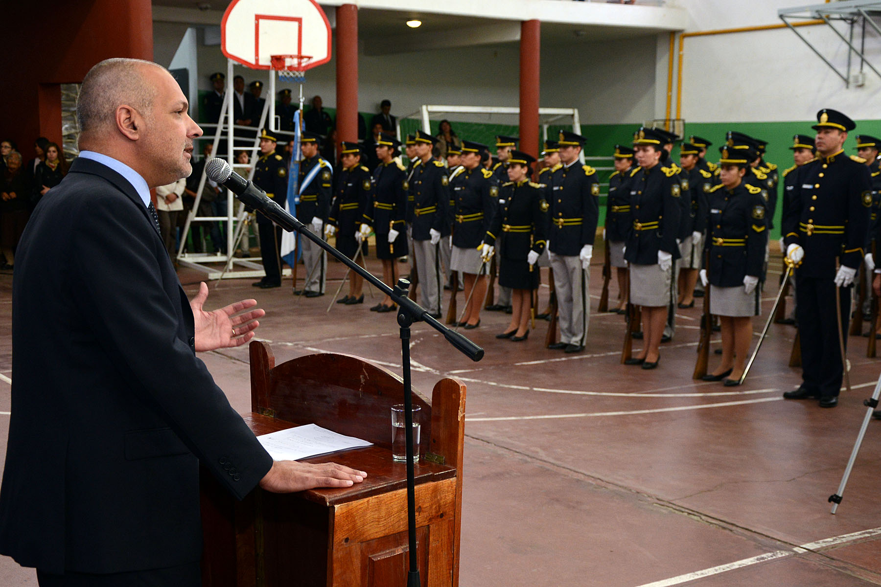 Buzzi a futuros policías: “deben cuidar a la ciudadanía”