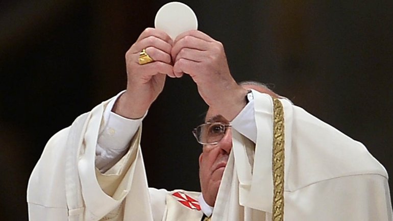 El Papa llamó a una divorciada para que pueda tomar la comunión