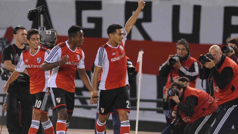 River venció a Vélez y quedó como único líder