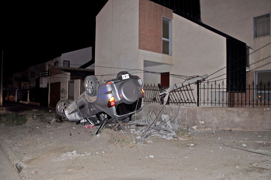 Volcó y salvó su vida de milagro