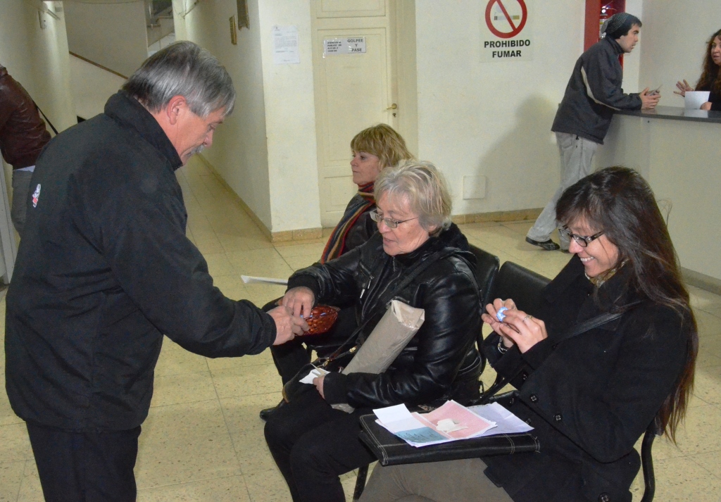 El municipio entrega escarapelas pro la Semana de Mayo