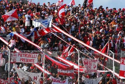 Hinchas de Huracán se enfrentaron con la policía